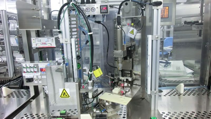以某小型喷涂机器人为例，其价格约为10万元。以下是该机器人与人工成本的对比分析：